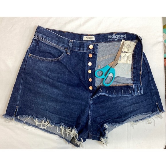 Wrangler Denim Shorts High Waisted Frayed Hem Dark Wash Casual size 32 - Picture 1 of 3